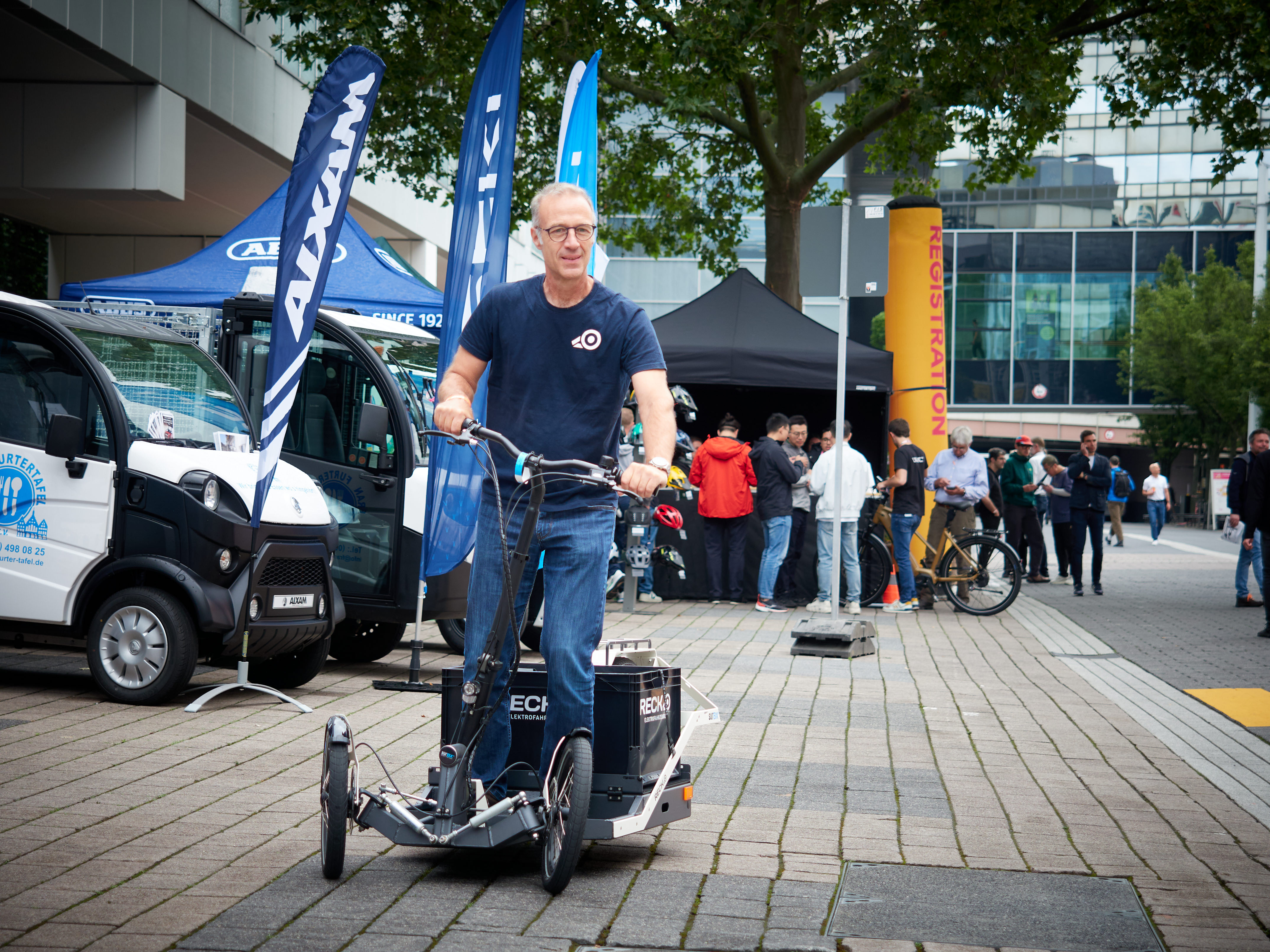 Halle 8, Demo Area: Vorführung des elektrischen Mini-Frachtfahrzeugs Recko mit seinem Gründer Matthas Reck