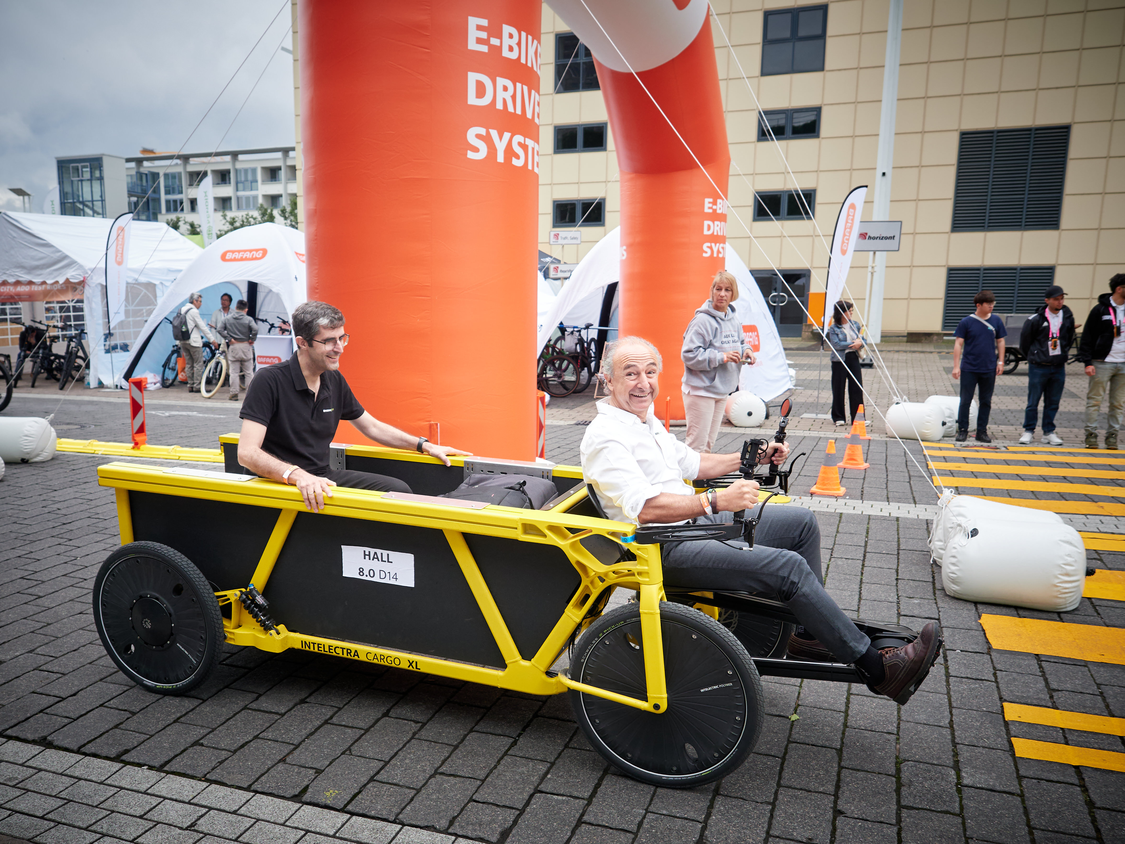 Halle 8, Demo Area: Mit dem großen Intelectra Cargo XL Fahrrad können Sie mühelos mehr transportieren, und das bei guter Laune.