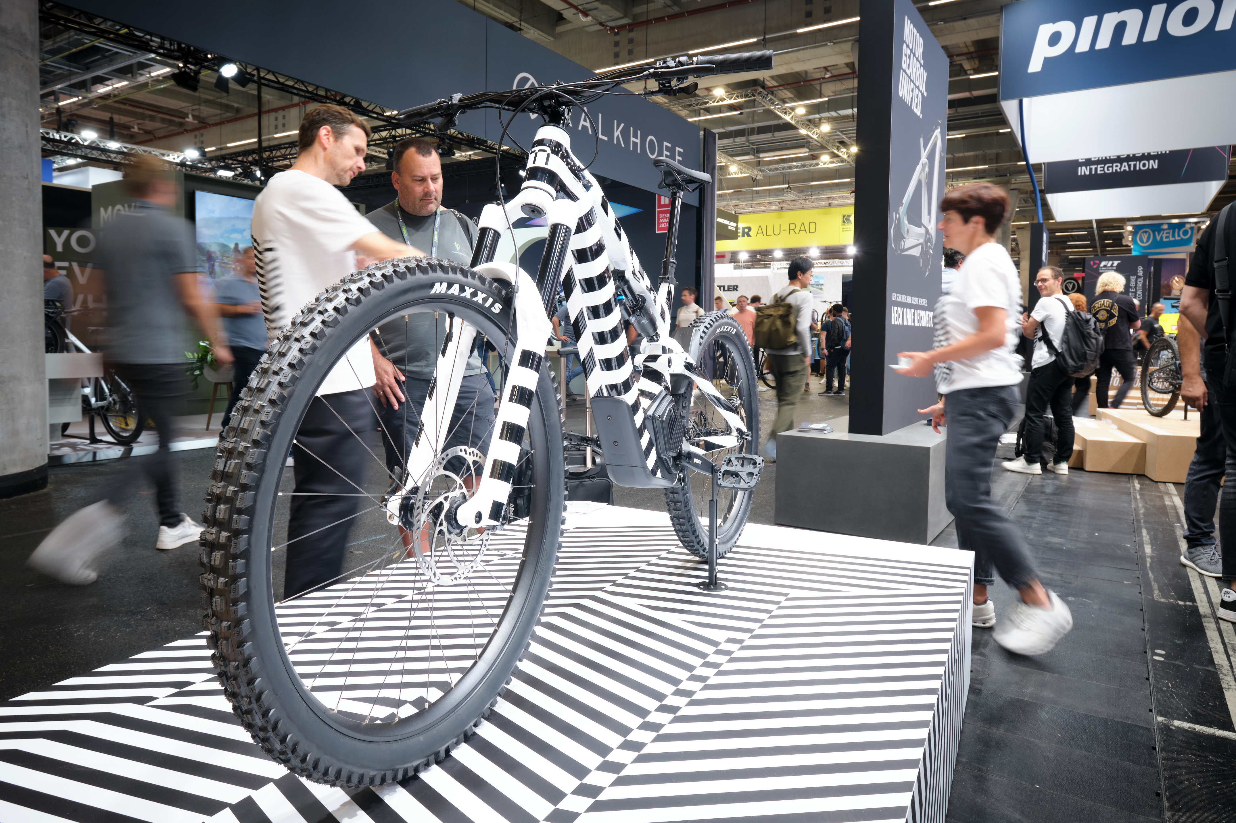 Hall 12.0, Pinion GmbH:  Interessierte Leute rund um ein E-Bike mit Pinion Antrieb.