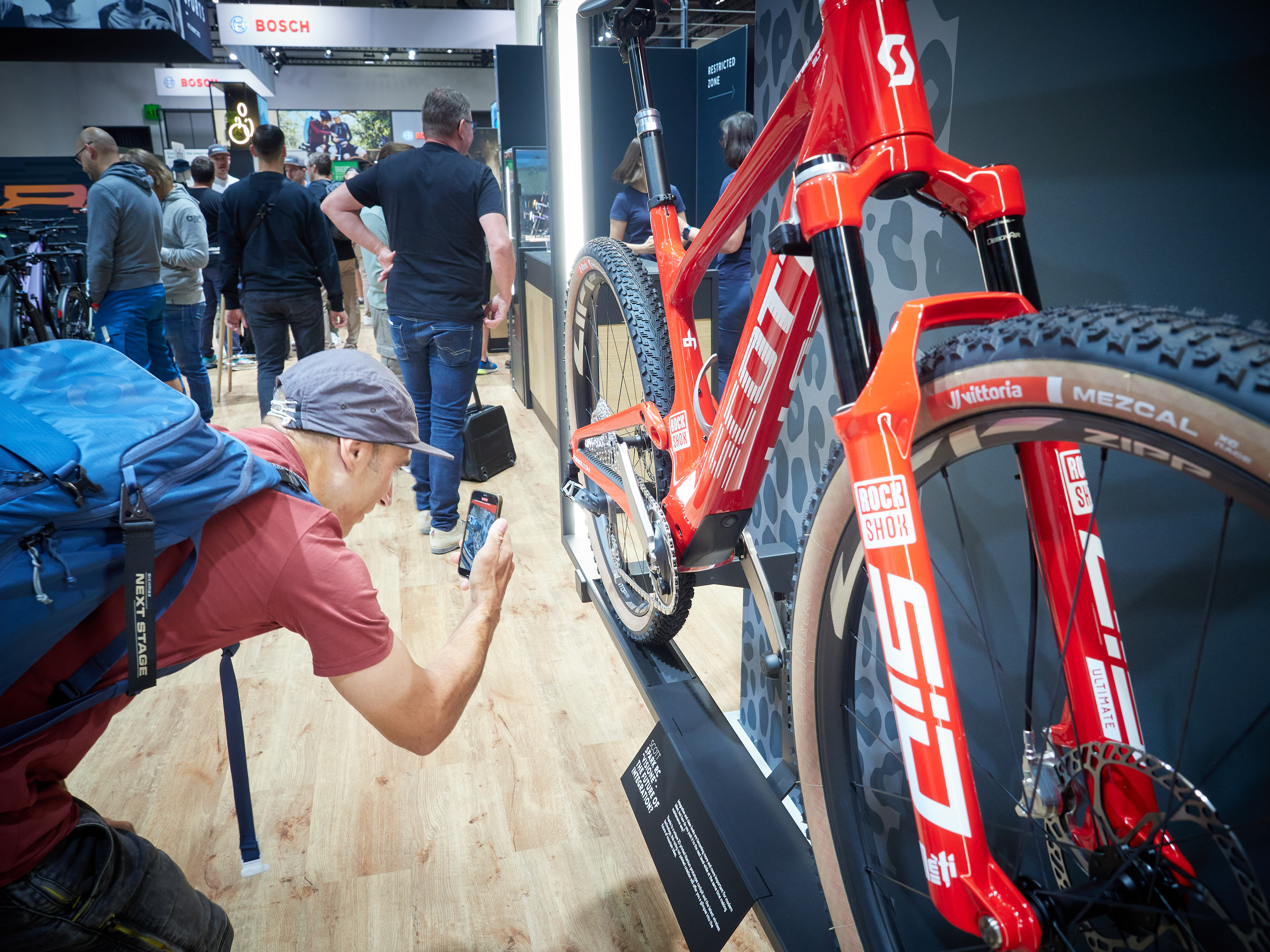 Halle 12.0, Scott, Scott Spark RC Visione: Begeisterter Besucher fotografiert das Scott Spark RC Visione Elektrofahrrad