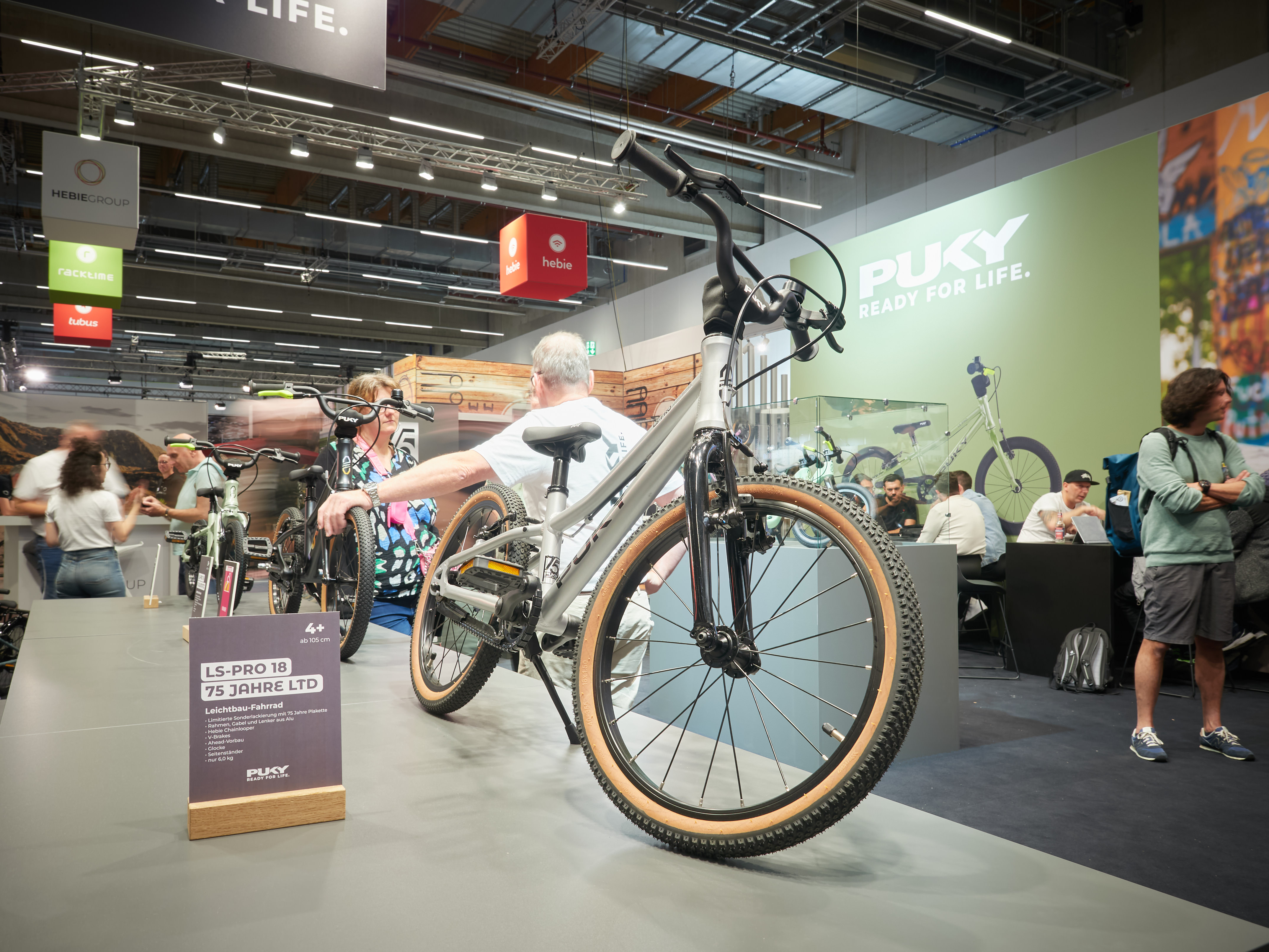 Halle 12.1, Puky, LS-PRO 18: Ein Kinderfahrrad-Stand mit vielen Besuchern