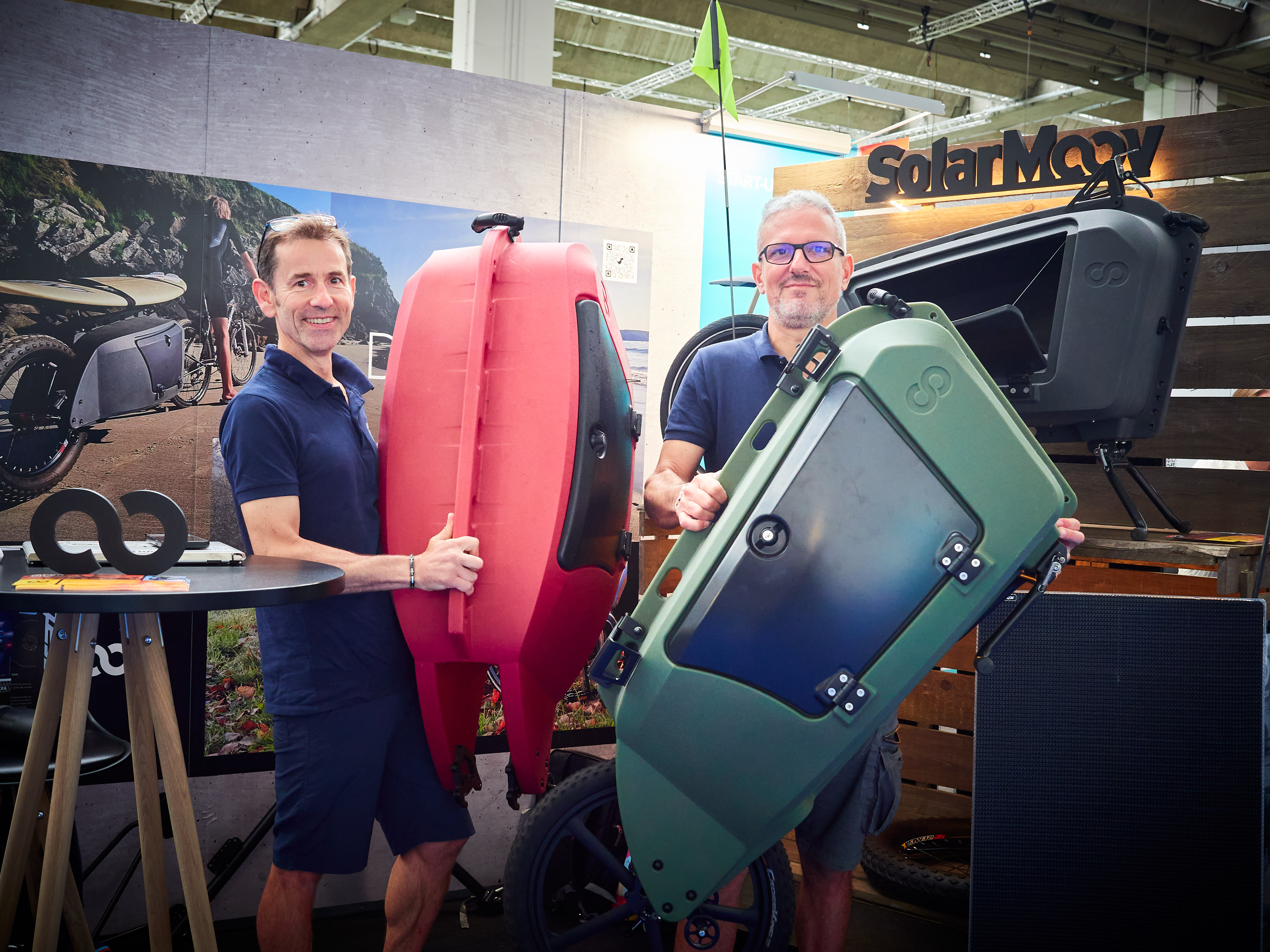 Halle 8, Start Up Area: Die Franzosen von Solarmoov bringen ihre innovativen und leichten Anhänger mit zur Messe. Mit ihren Solarmodulen, die speziell auf die Bedürfnisse von Abenteurern zugeschnitten sind.