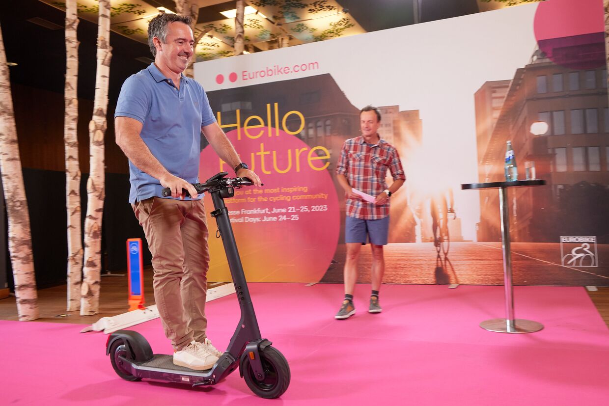 Eurobike Neuheiten-Pressekonferenz 2023: Dirk Heidrich, Projektleiter Eurobike, auf dem Elektroroller Egret One