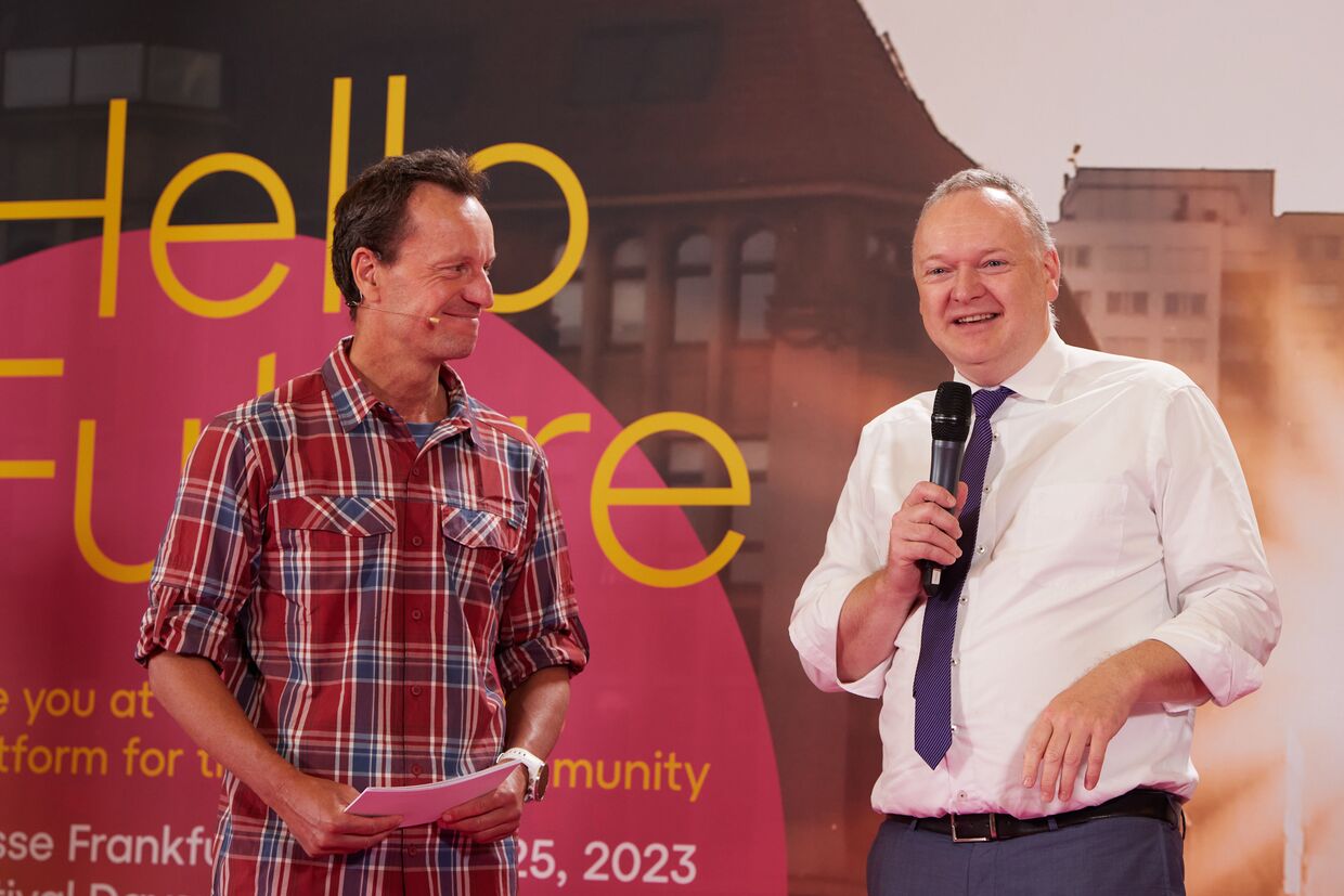 Eurobike Neuheiten-Pressekonferenz 2023: v.l.: Moderator Bernd-Uwe Gutknecht und Burkhard Stork, Geschäftsführer Zweirad-Indusrie-Verband e.V.  (ZIV)